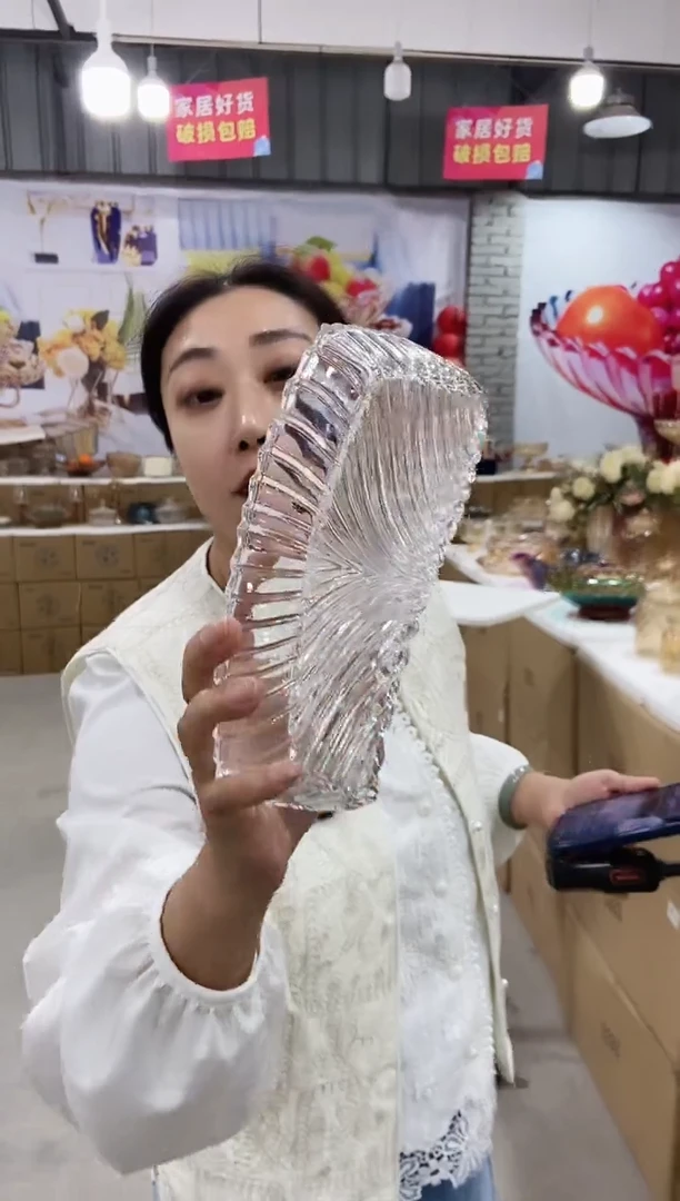 玻璃华蓥干果盒一个