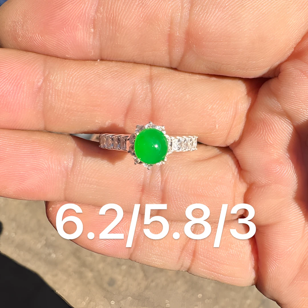 1228(小哪吒在源头)冰种翡翠木那正阳绿戒面干净肉细荧光足M120