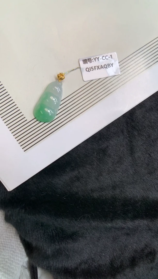 翡翠18K金镶嵌颈饰福豆