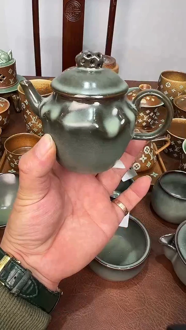 龙泉窑铁胎豆青手捏壶0568