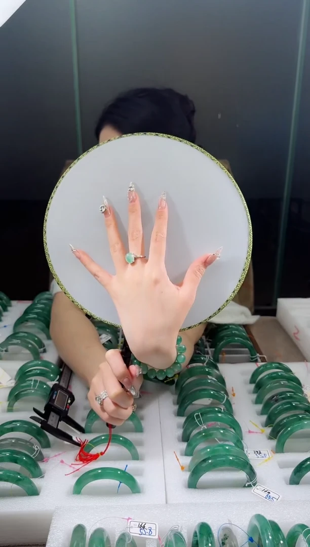 【闪购商品】石英质玉手镯未镶嵌1