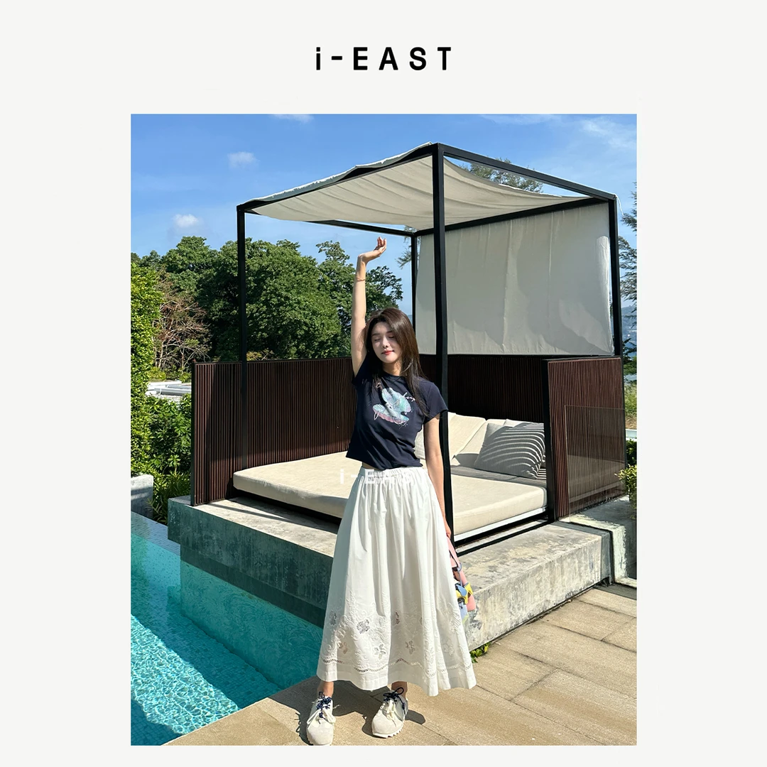 i-EAST 日光初茶~下摆钩花镂空设计半身裙-5C Q13124