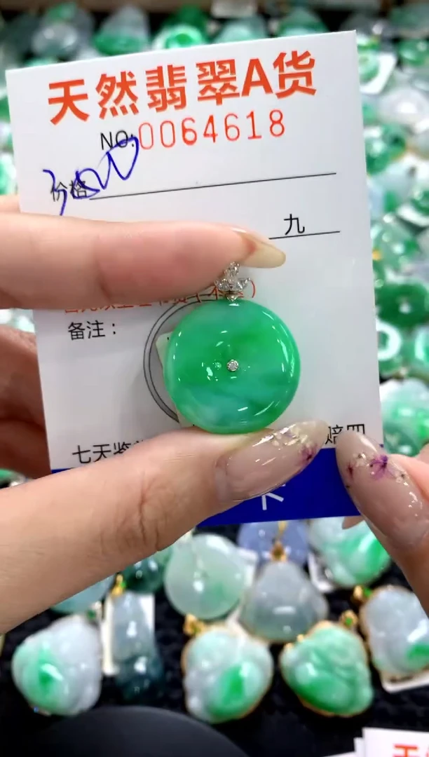 翡翠18K金镶嵌颈饰1111111111111111