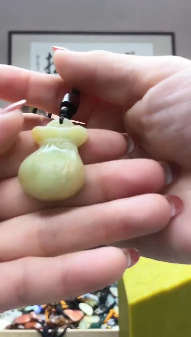 未镶嵌岫玉吊坠`