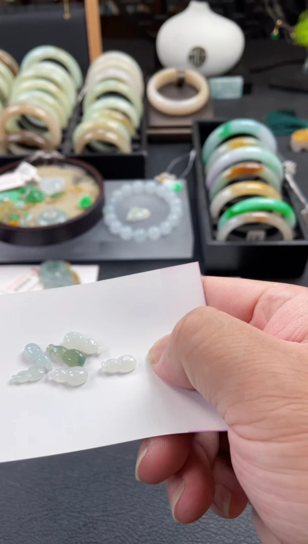 【闪购商品】翡翠颈饰未镶嵌有纹裂瑕疵包容