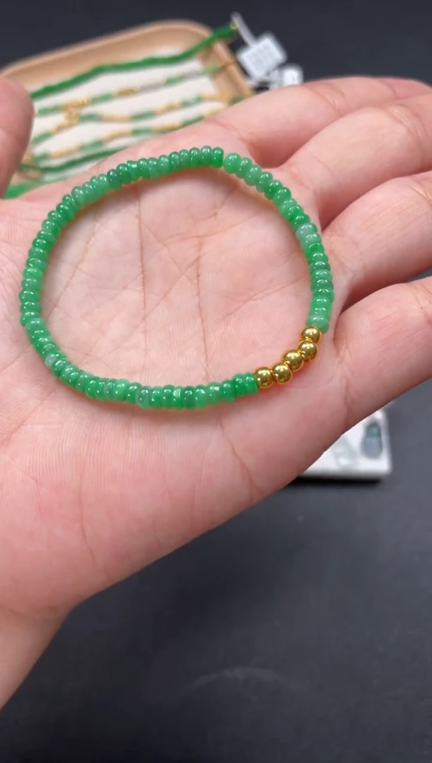 翡翠足金镶嵌套链一条   P415