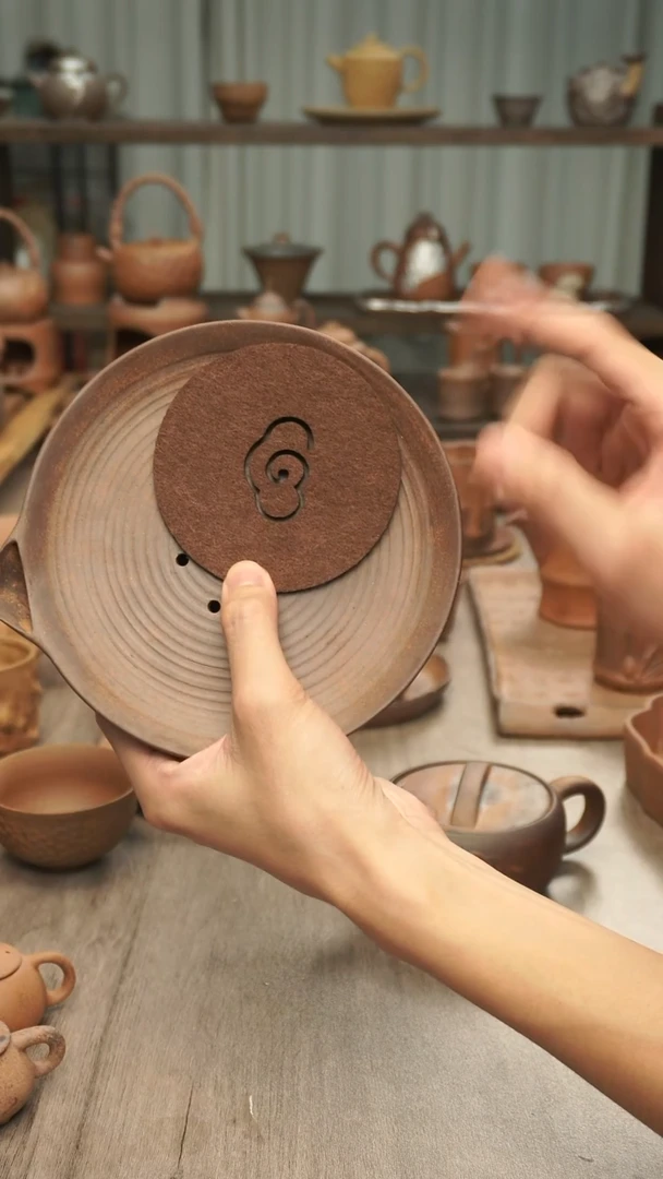 老岩泥粗陶  鹰嘴蓄水壶呈