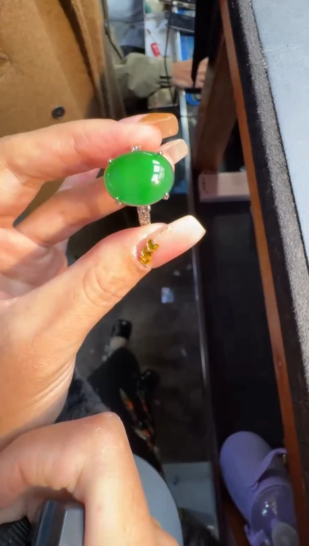 未镶嵌定制翡翠翡翠A货有轻微色差属于正常现象，戒指多样性发货1