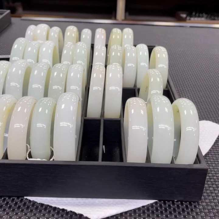 【老郑家】和田玉手镯一支(多样性发1件)白花