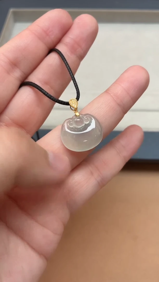 颈饰18K金镶嵌翡翠挂件