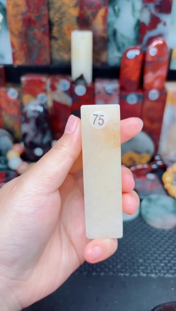 玉石75号桂林鸡血玉印章摆件