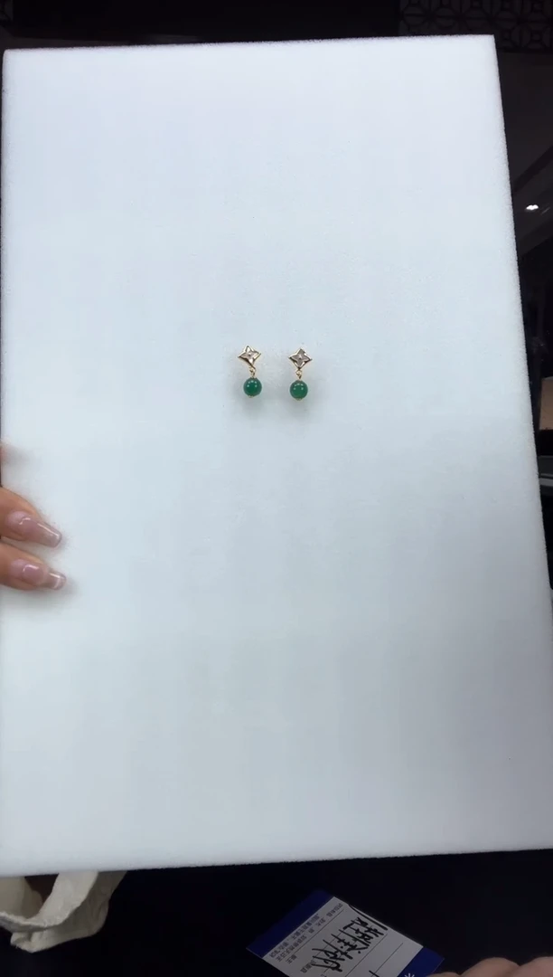 石英质玉手镯未镶嵌耳饰