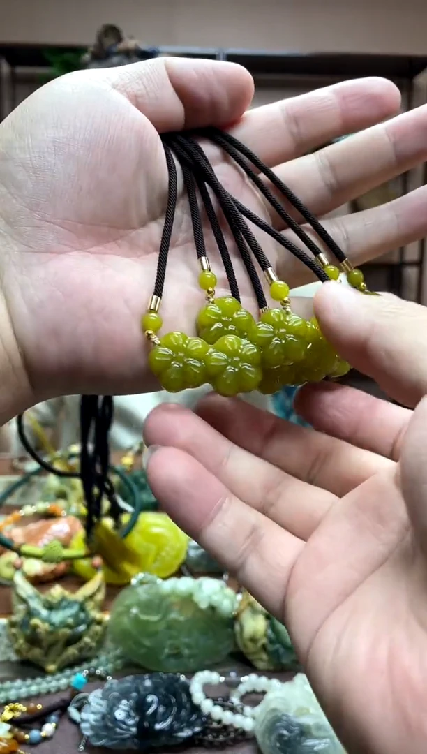 未镶嵌岫玉吊坠多样性发货发其中之一