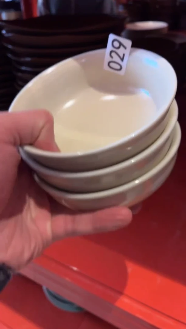 瓷片天****o29微瑕定白反边饭碗3个