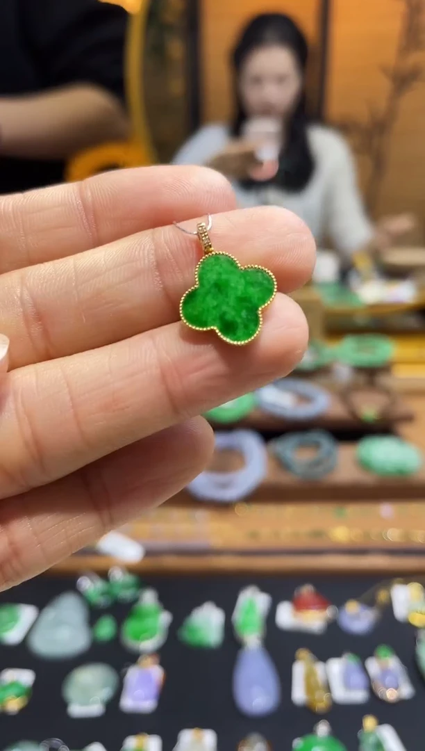 颈饰18K金镶嵌翡翠四叶草