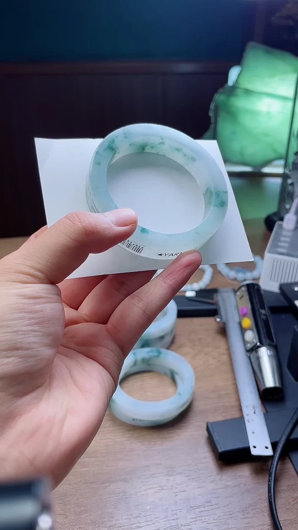 未镶嵌手镯定制翡翠绿**漫 定制