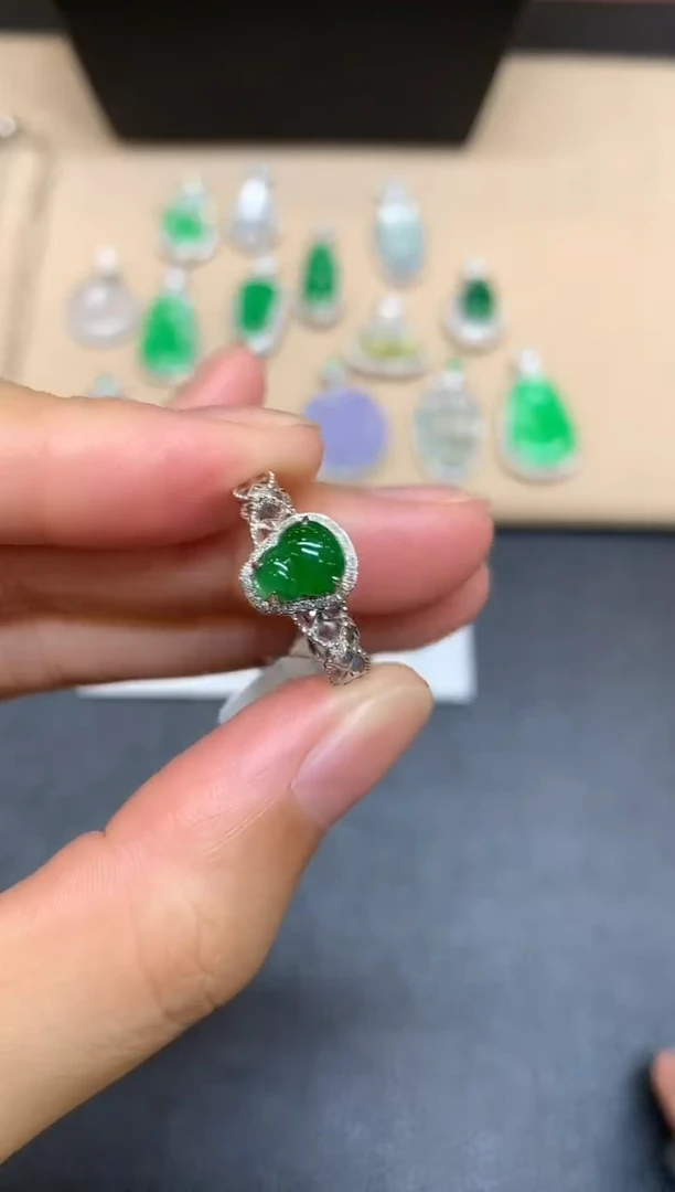 18K金镶嵌戒指翡翠葫芦【无服务费