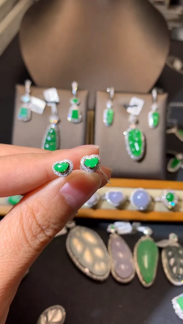 【闪购商品】翡翠吊坠(不含链)18K金镶嵌耳饰