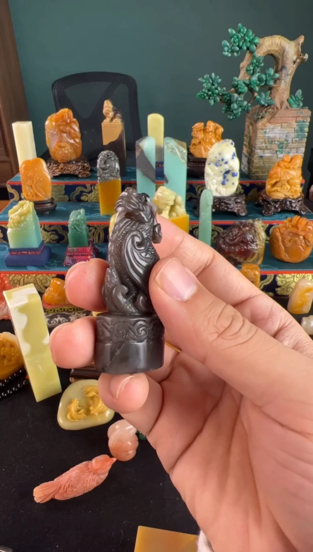寿山石牛角冻瑞兽章1.9*2.5*6.0