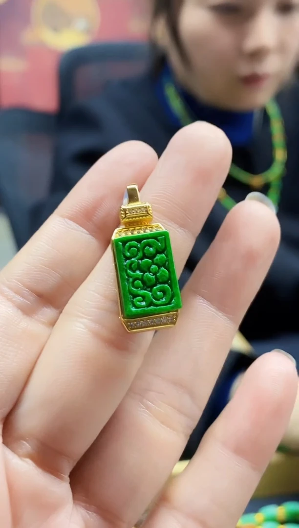 颈饰未镶嵌翡翠吊坠