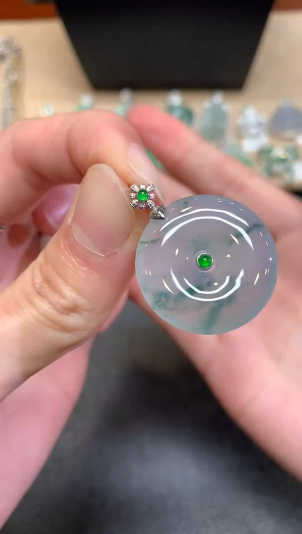 【闪购商品】翡翠颈饰18K金镶嵌平安扣【无服务费】