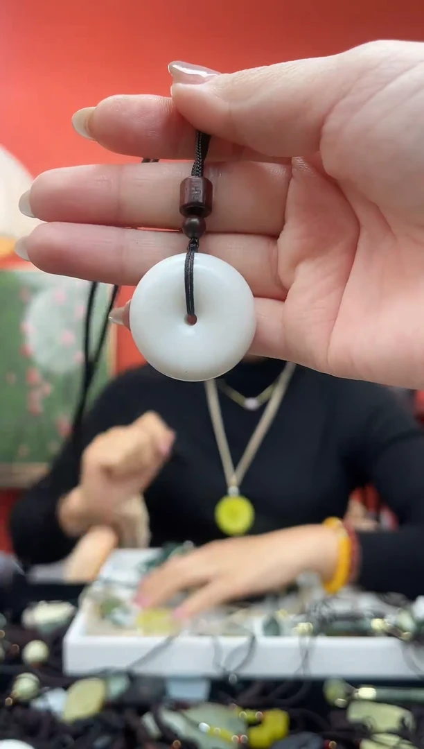 未镶嵌岫玉吊坠.