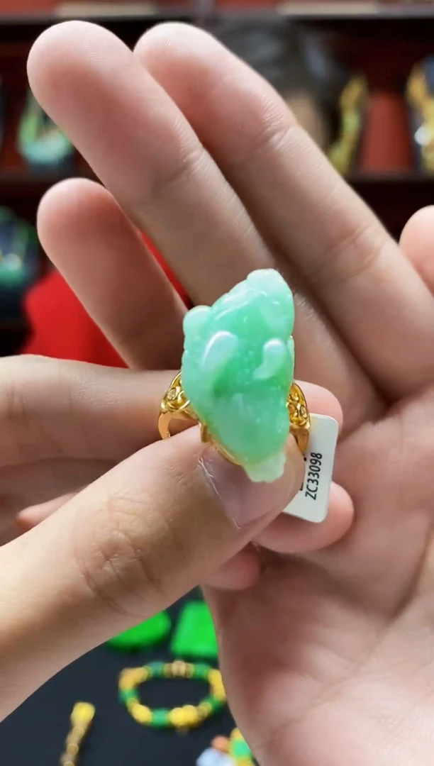 颈饰未镶嵌翡翠戒指