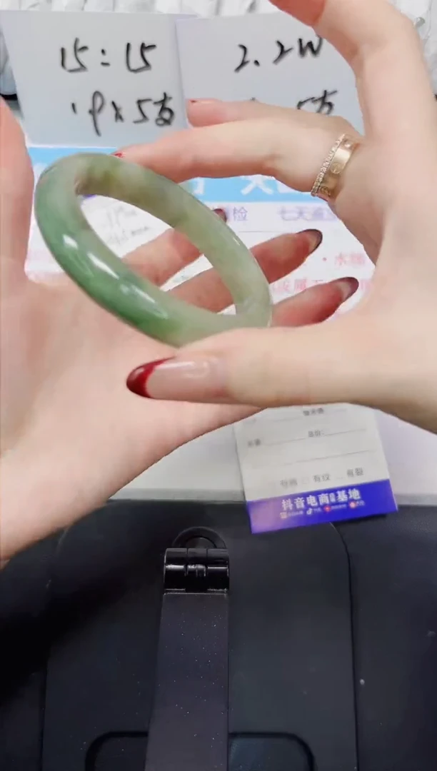 【闪购商品】石英质玉手镯未镶嵌152