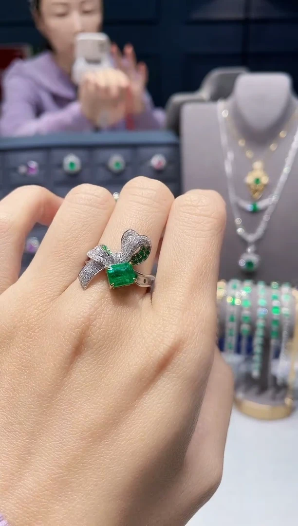 【闪购商品】祖母绿戒指18K金镶嵌1.43克拉 极微油