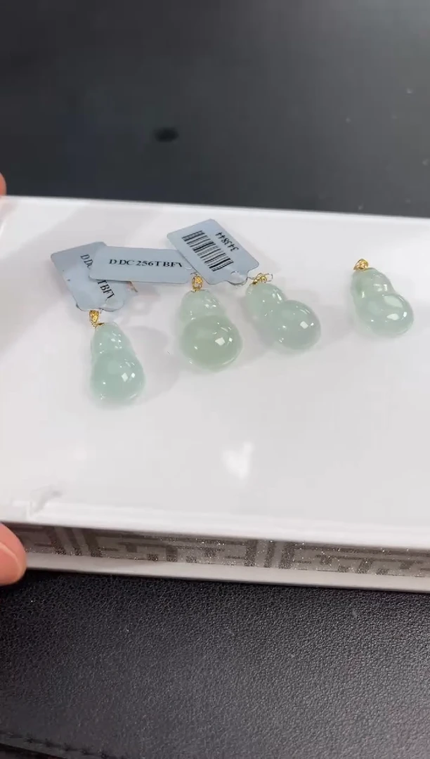 18K金镶嵌挂件翡翠边城刀客/343844/多样性发一