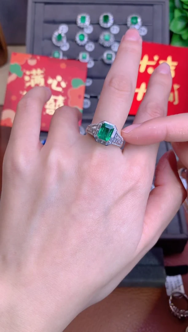 【闪购商品】祖母绿戒指18K金镶嵌1.7CT