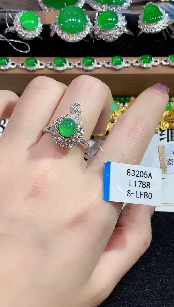 18K金镶嵌戒指翡翠多样性发其一