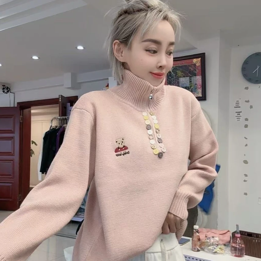 潮流款粉色多彩扣小能毛衣