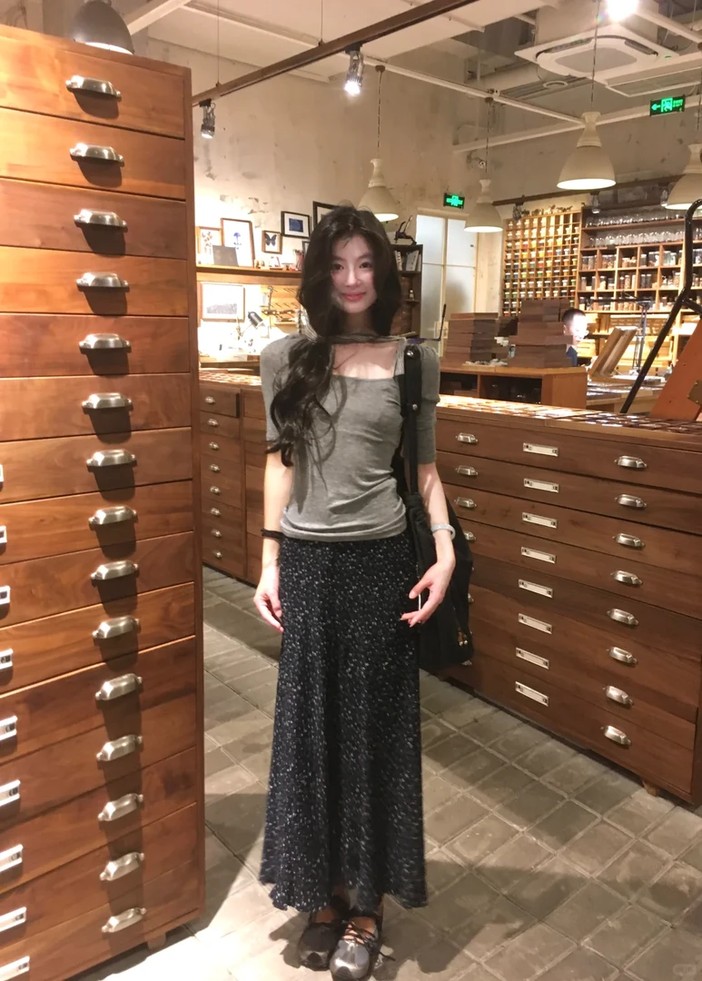 2025夏季新款韩系松弛感穿搭灰色短袖上衣搭配碎花半身裙两件套女