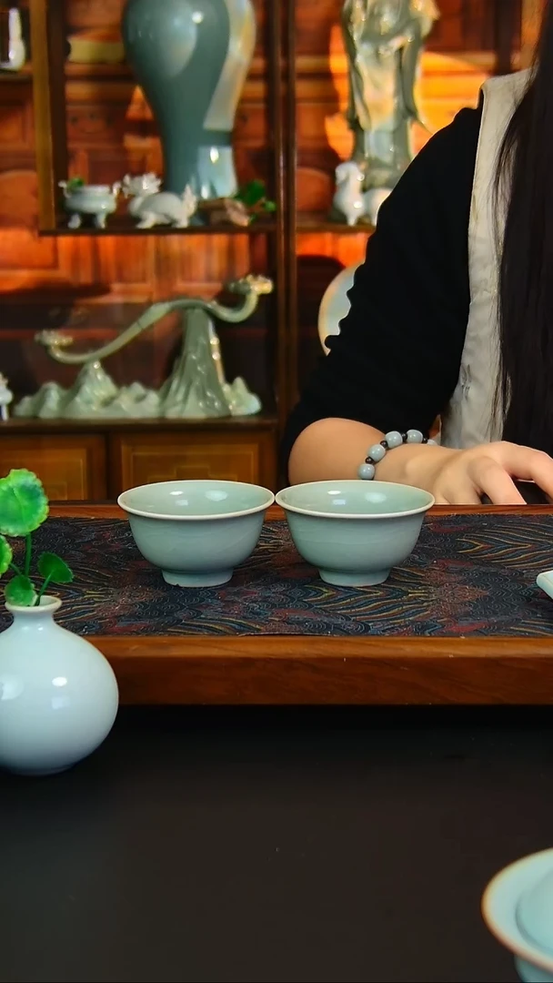 瓷片仿古釉压手杯一对，全品