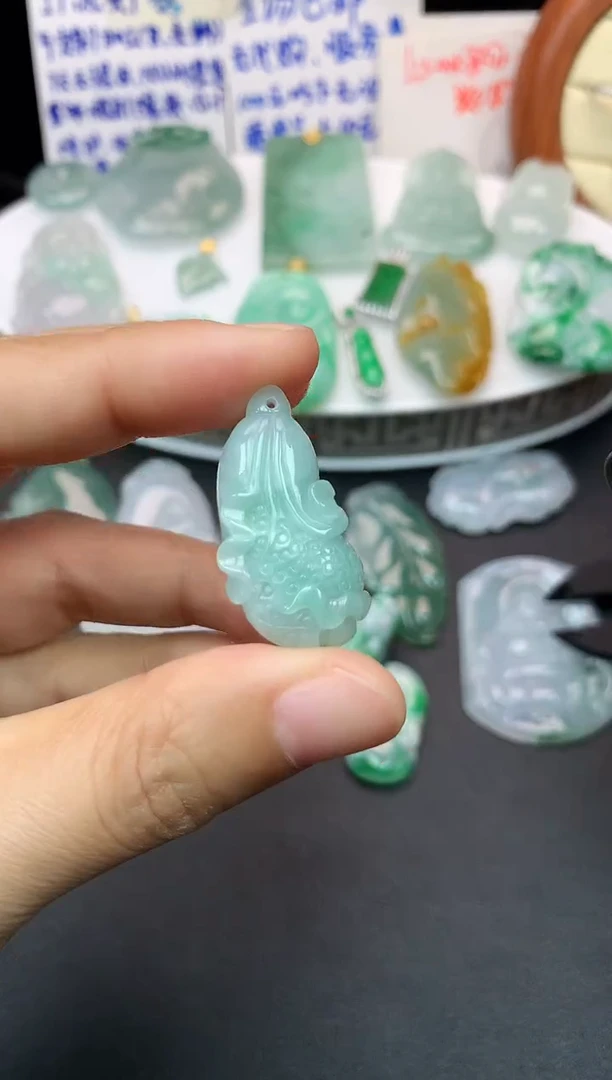 颈饰未镶嵌翡翠吊坠