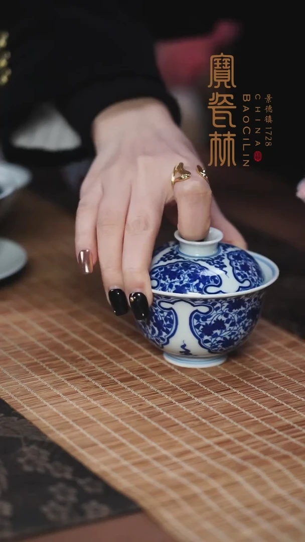 青花十二花卉盖碗