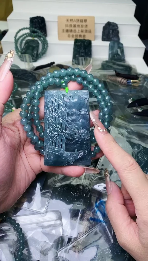 颈饰18K金镶嵌翡翠