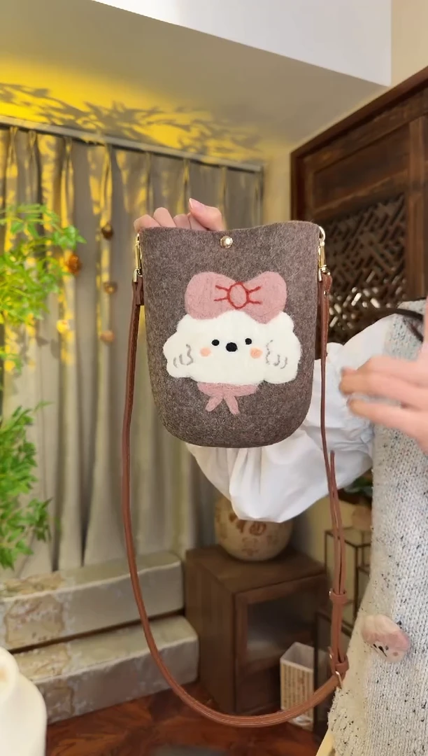 羊毛非遗羊毛毡包 手机包小狗