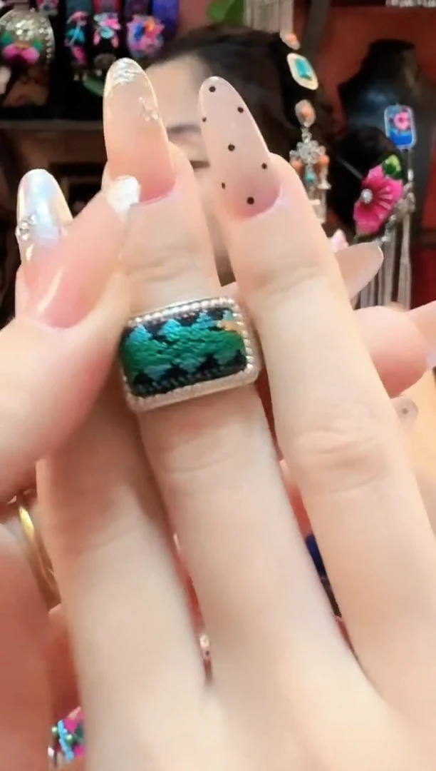 织绣云织瑶老绣饰品297