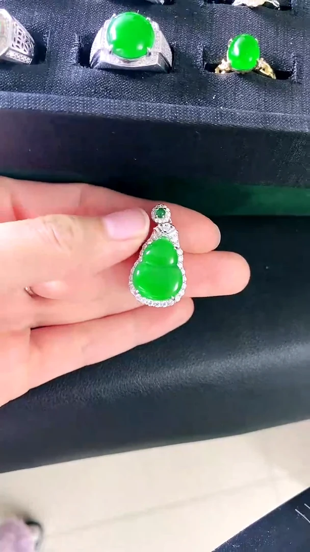 【闪购商品】翡翠吊坠(赠链)未镶嵌葫芦吊坠