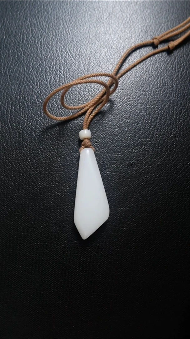 颈饰未镶嵌和田玉吊坠