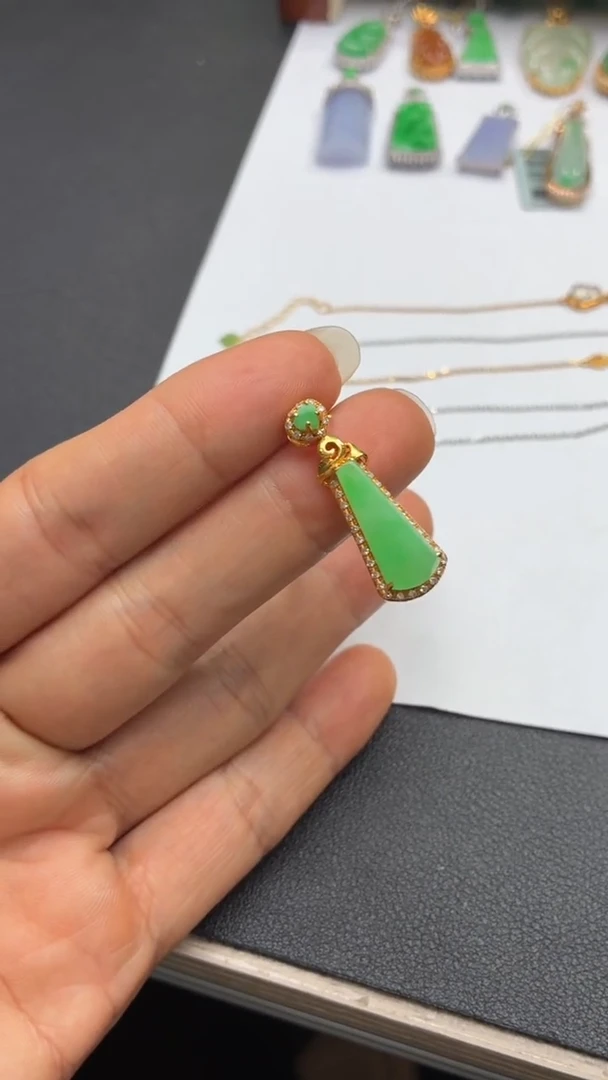 颈饰18K金镶嵌翡翠天然翡翠A货