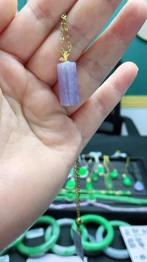 颈饰18K金镶嵌翡翠赠礼盒证书