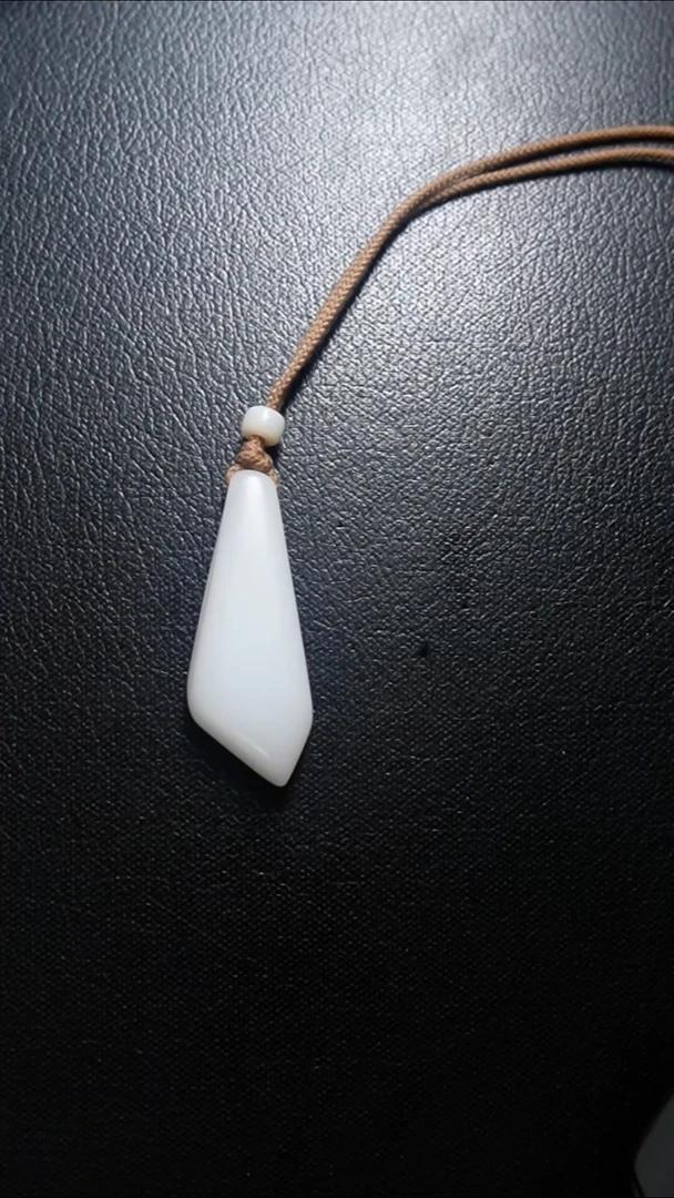 颈饰未镶嵌和田玉吊坠