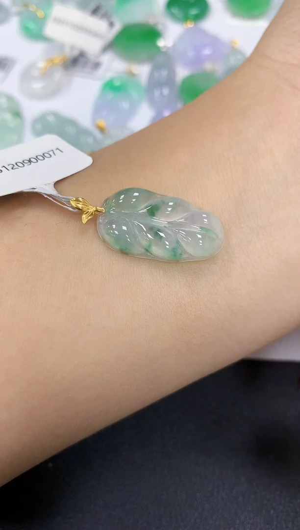 颈饰18K金镶嵌翡翠a货假一赔三支持复检百元上9元证书费自理