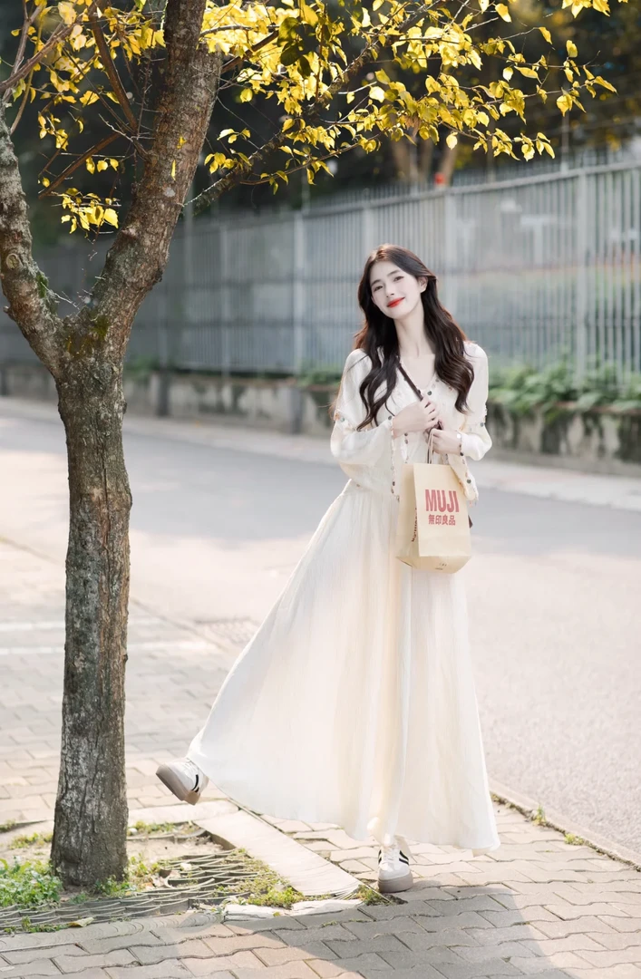 重工新中式v领连衣裙女春季新款超好看设计感高端精致法式长裙子