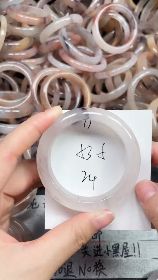 未镶嵌手镯石英质玉93