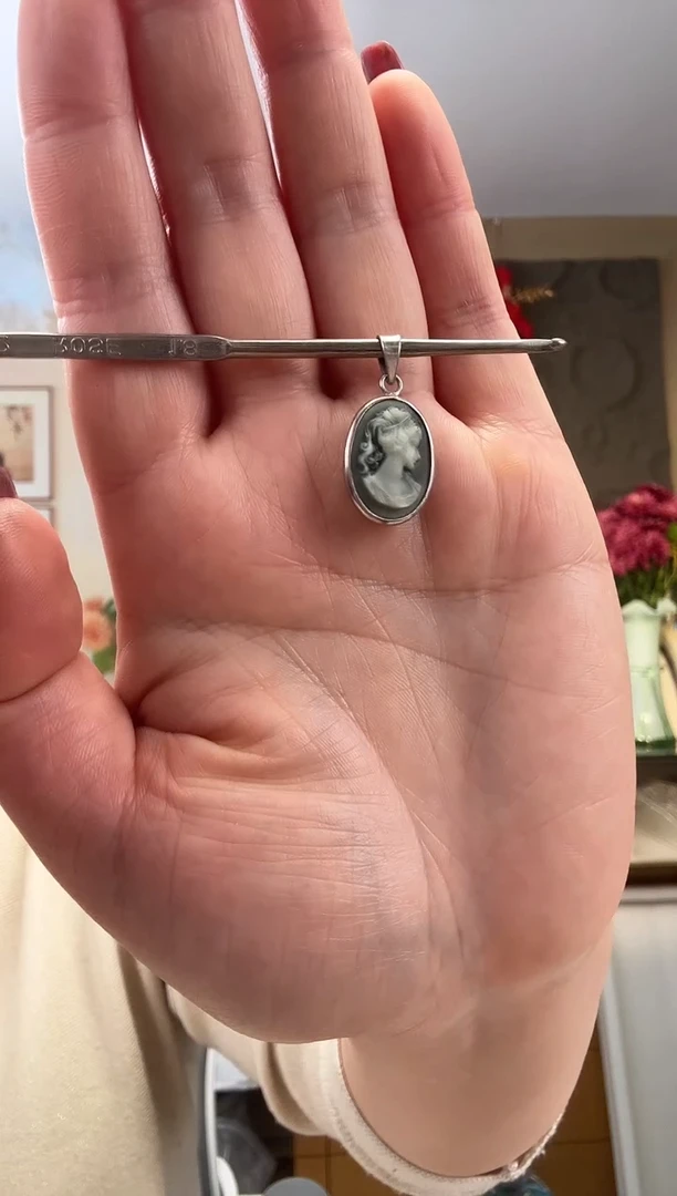 【闪购商品】淡水珍珠颈饰银S925镶嵌卡梅奥人像吊坠