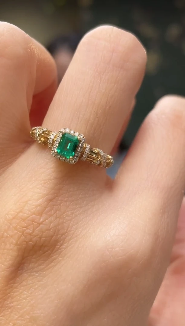 18K金镶嵌戒指祖母绿哥伦比亚主石：0.31ct